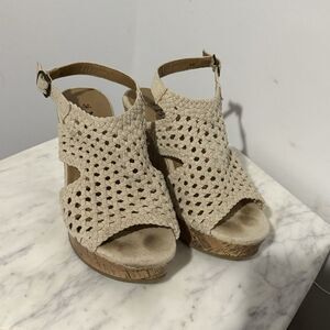 Mudd Womens Size 7.5 Woven Platform Shoes Beige Casual Buckle Wedge Heel Sandals